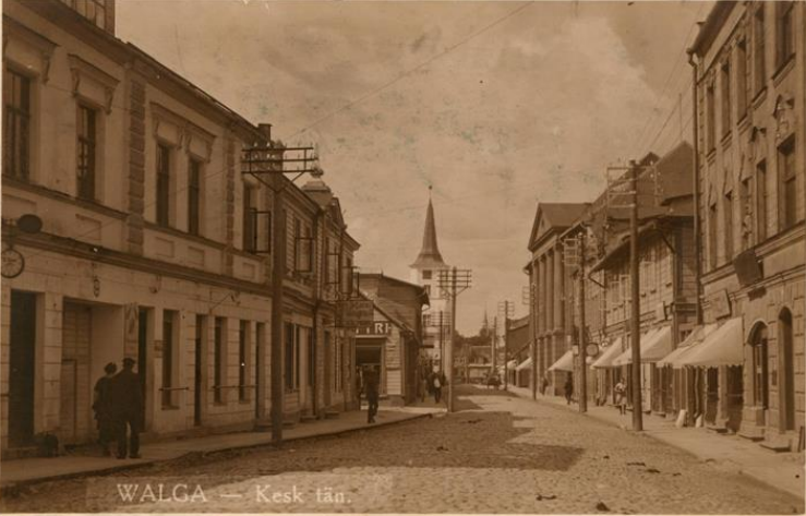Kesk tänava vaade 1920. – 30. aastatel. Tagaplaanil Jaani kiriku torn (mälestis reg nr 23319) ja pangahoone Kesk tn 12 (mälestis reg nr 23321). Foto: Valga Muuseum, VaM F 17.