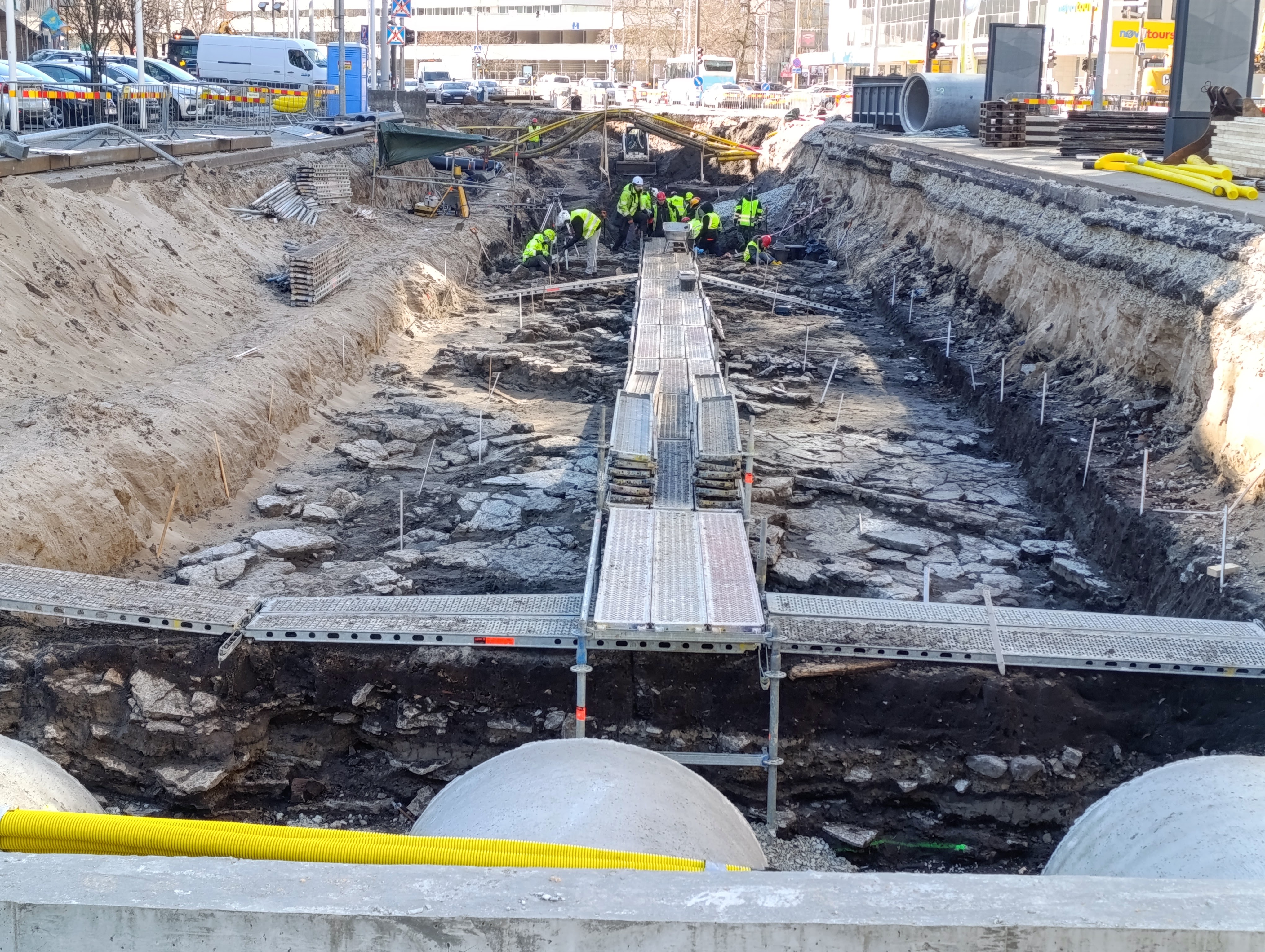 Keskaegne kultuurkiht hoonepõrandatega - ees uue sadeveekollektori torud 2026. Foto: R. Nurk