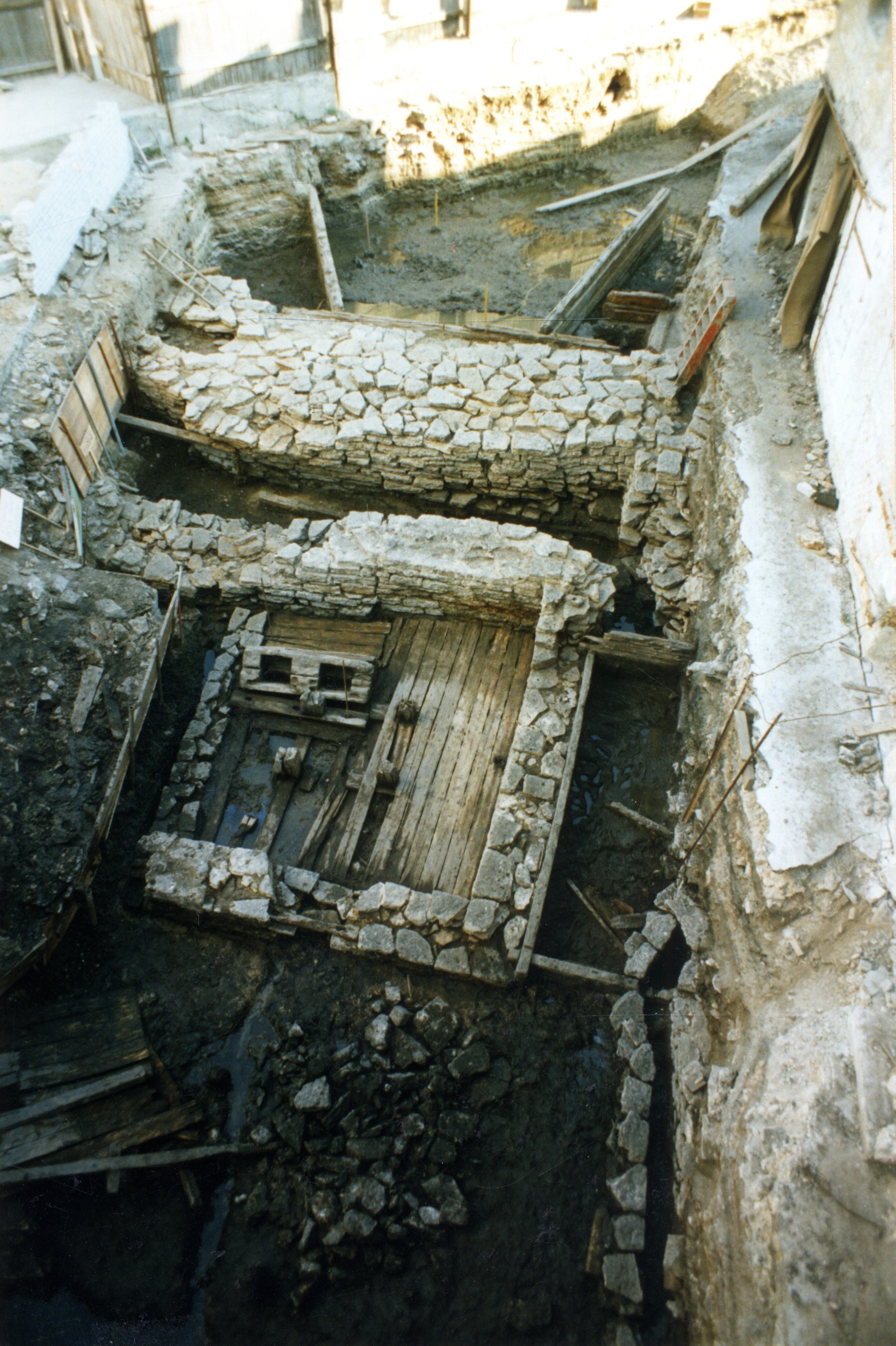 Stockmanni kaubamaja kohal Härjapea jõe lisaharul paiknenud vesiveski ja kivitamm. 1994. Foto: OÜ Tael.