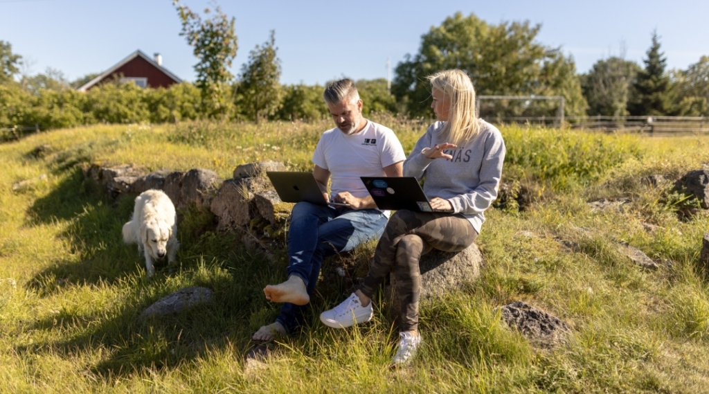 Man and woman working remotely_Renee Altrov_0.jpg