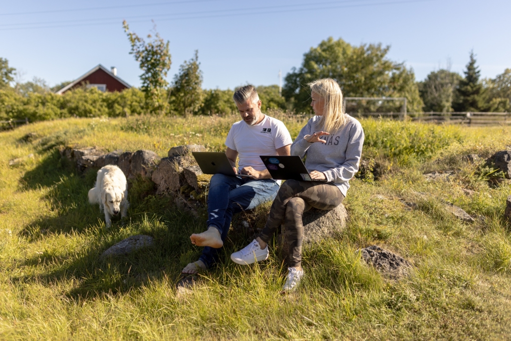 Man_and_woman_working_remotely_Renee Altrov.jpg